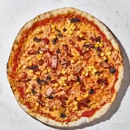 Pizza de tocineta, maíz y ciruela