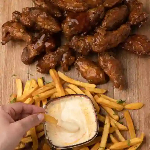 20 Alitas + Papas + Dip de Queso