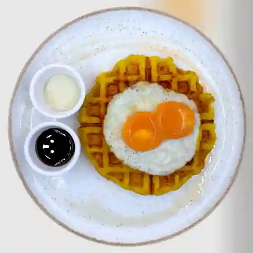 Waffle con huevos al gusto