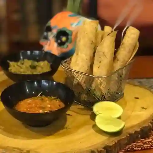 Flautas de Pollo Enchipotlado en Salsas