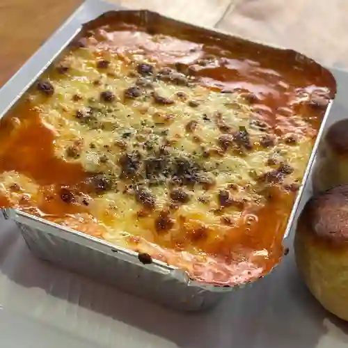 Lasaña con Pan de Queso (1 Porción)