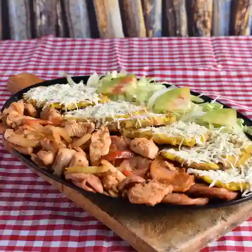Combo Picada de 3 Carnes + 2 Jugos del Dia