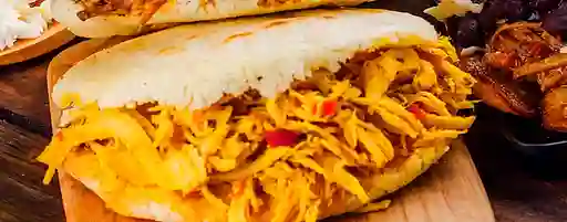 Arepa Rellena de Pollo