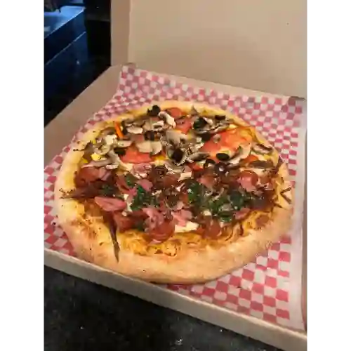 Pizza Mediana + Cerveza Póker