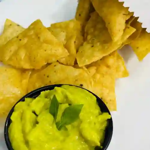 Totopos con Guacamole