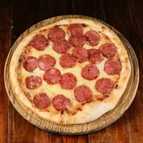 Pizza con Salami Familiar