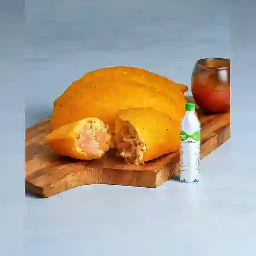 Combo Empanada de Pollo Tocineta + Brisa Con Gas 600ML