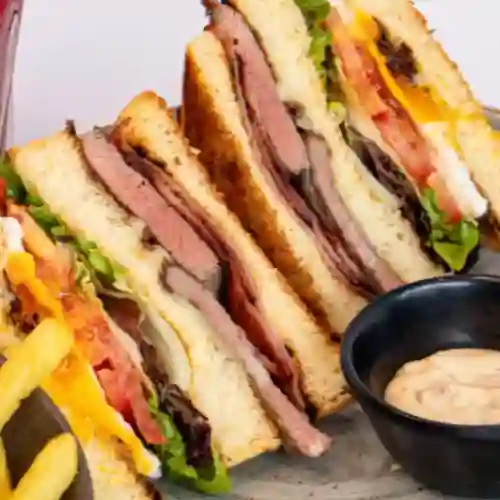 Sandwich Club Lomo