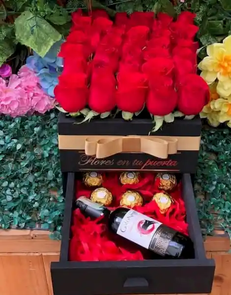 Rosas en Cofre Con Chocolates Más Vino