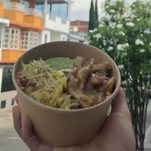 Bowl pasta, pollo con tocineta
