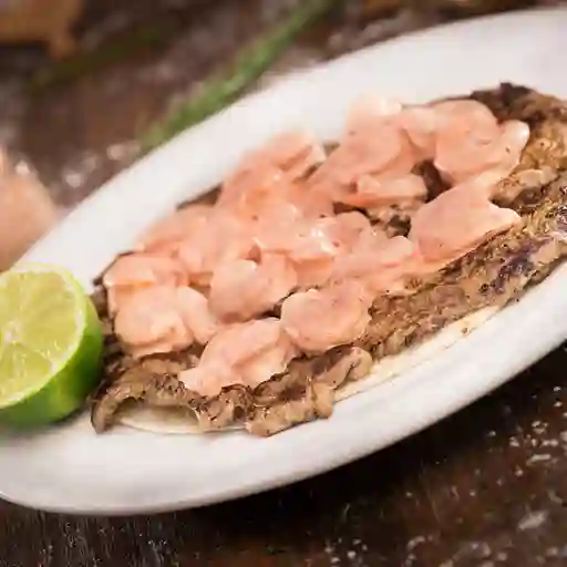 Arepa Solomo con Camarones en Salsa Rosada