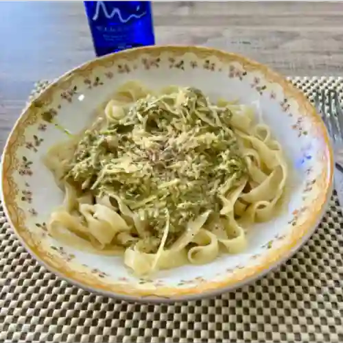 Fettucine Pesto con Pollo + Bebida