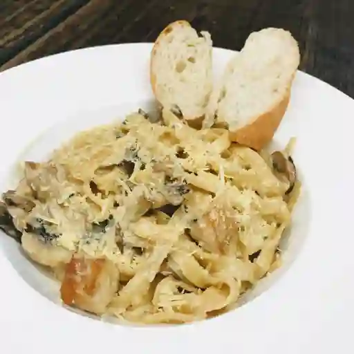 Fetuccini de Pollo con Champiñones