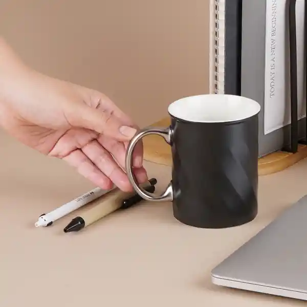 Taza de Cerámica Serie Silver Grey Color Negro Miniso