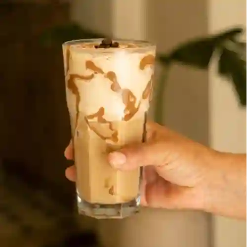 Latte frappe con caramelo