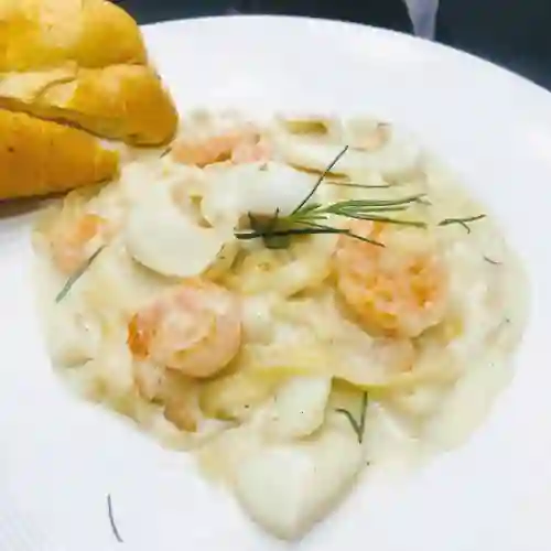 Fetuccini con Camarón y Calamar