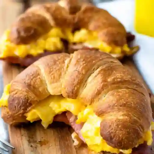 Croissant de jamón y queso con huevo
