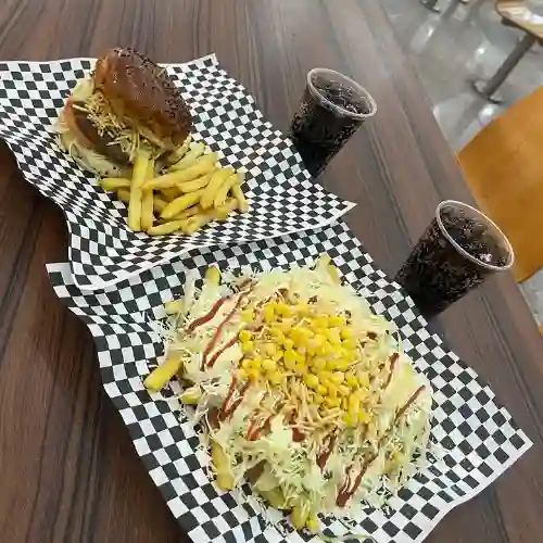 1 Santa Burger + 1 Salchipapa+ 2 Gaseosa