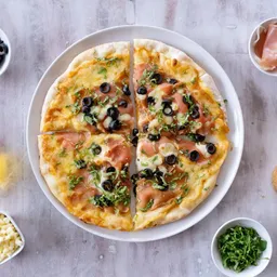 Pizza de Jamón Serrano con Aceitunas Negras y Rúgula