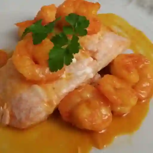 Salmón en Salsa de Camarones