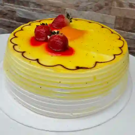 Torta tres leches cubierta con maracuyá