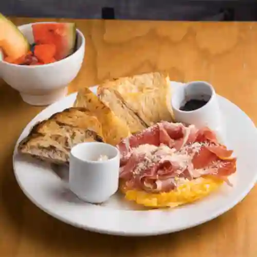 Huevos con Serrano y Quesos