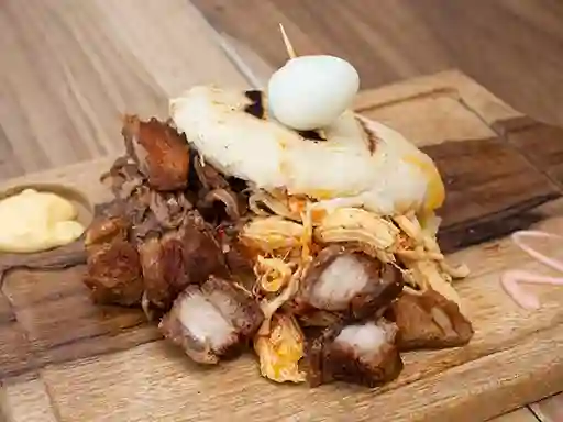 Arepa Mixta con Chicharrón