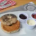 Bagel con Queso Crema y Mermelada