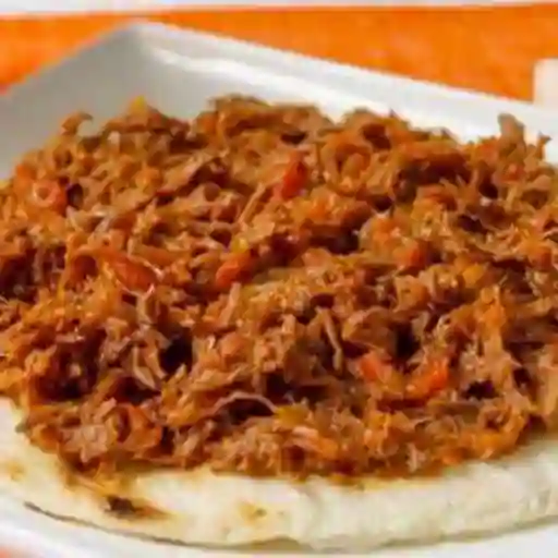 Arepa con Carne Desmechada