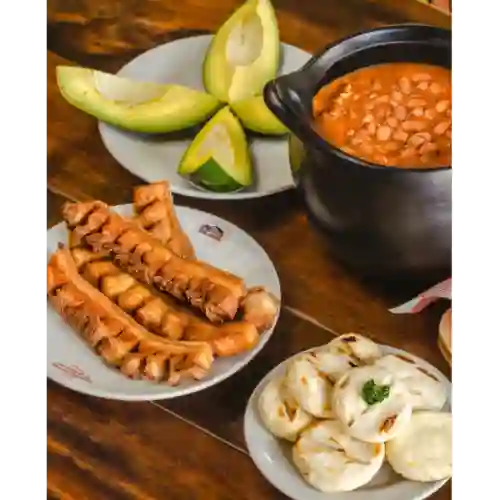 Frijolada Asados la 80 con Chicharrón