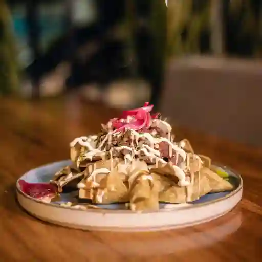 Chilaquiles de pollo enchipotlado