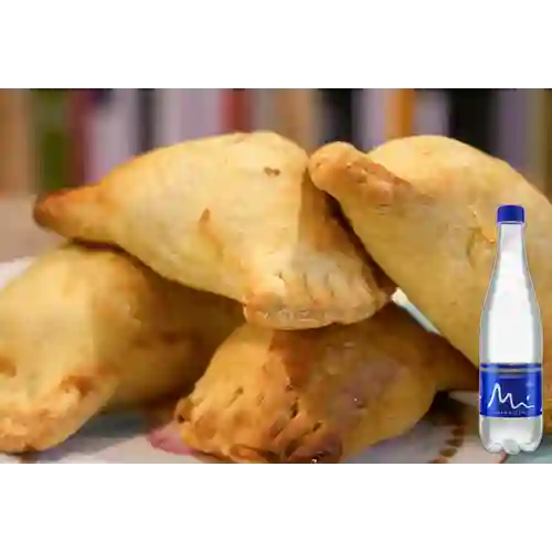 Combo Empanada Jamaiquinas + Manantial Sin Gas 600ML