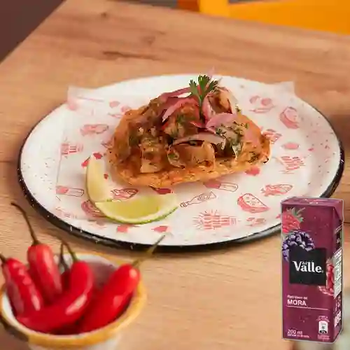 Tostada Ceviche Chicharrón + Del Valle Frutal Mora 200ml