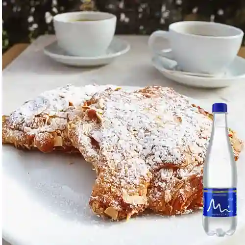 Combo Croissant Almendras + Manantial Sin Gas 600ML