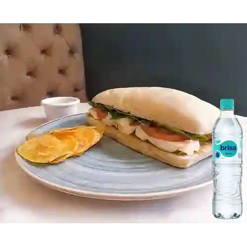 Combo Sándwich Capresse + Brisa Sin Gas 600ML