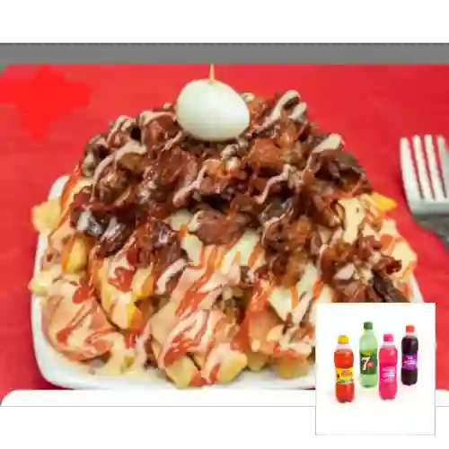 Combo Salchipapa Especial Tocineta y Queso + Uva 250ml