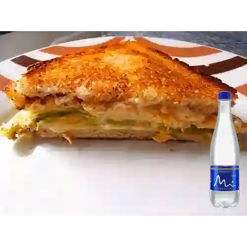 Sándwich Combinado de Pollo +Manantial S/gas 600ML