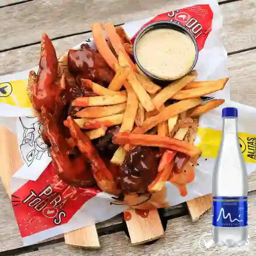 8 Alitas en Salsa BBQ c/ Papas +Manantial S/gas 600ml