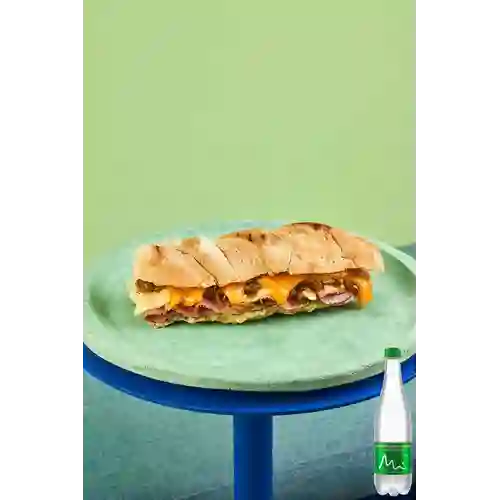 Combo Roast Beef Panini Sandwich + Agua con Gas 600 ml