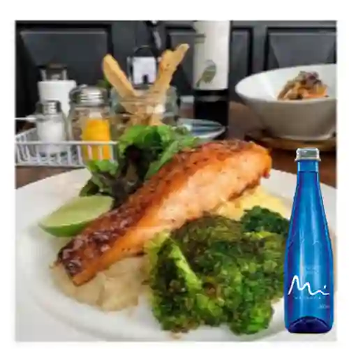 Combo Salmón Grillado + Manantial Sin Gas 300m