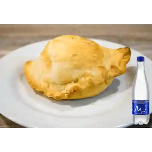 Combo Empanada Argentina + Manantial Sin Gas 600ML