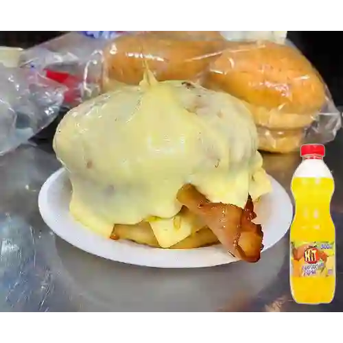 Hamburguesa Doble Carne c/Tocineta + Hit Naranja Piña 500ml