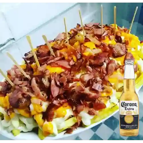 Combo Salchipapa Gratinada + Corona 350 ml