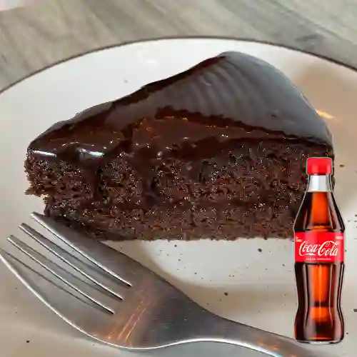 Combo Porción Torta de Chocolate +Cocacola Orig 300ML