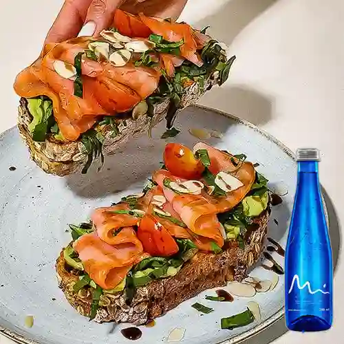 Combo Tostadas con Aguacate y Salmón + Agua Mineral