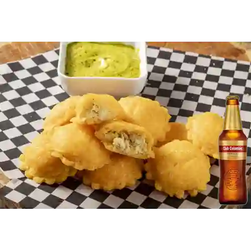 Combo Pastelitos Cóctel Pollo x10 + Club Col. Dorada 330ml
