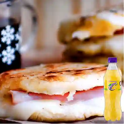 Combo Arepa con Jamon y Queso + Quatro Original 400ML
