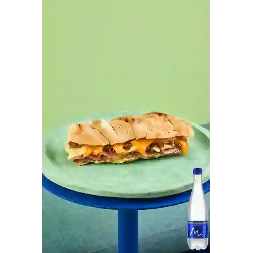 Combo Roast Beef Panini Sandwich + Agua Sin Gas 600 ml