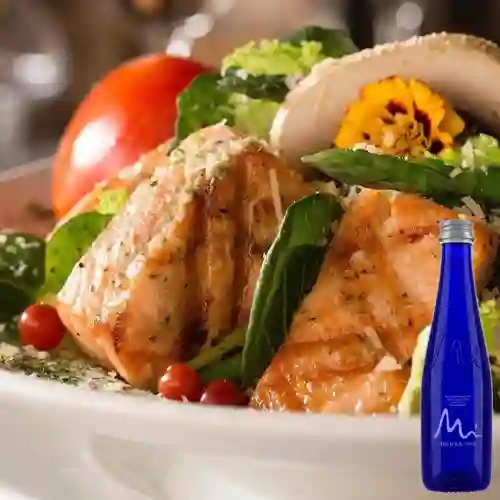 Combo Ensalada de Salmón + Manatial Sin Gas 300ML