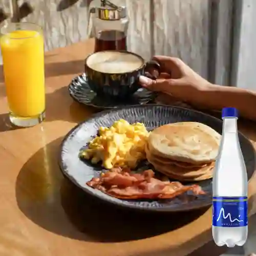 Combo Desayuno Americano + Manantial Sin Gas 600ML